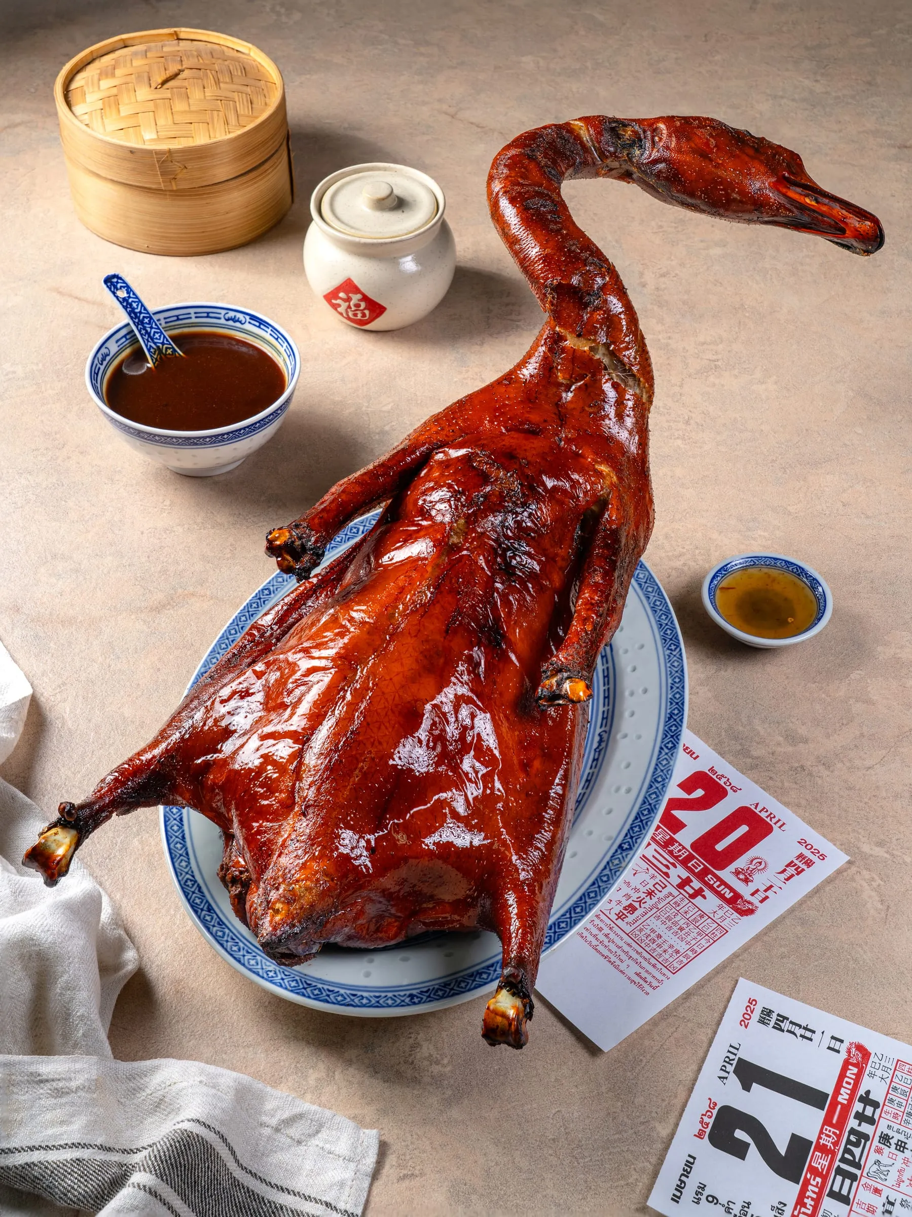 เป็ดย่างทั้งตัวจากเตา Apollo Duck